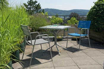 Schaffner Lamello Gartenstuhl mit Bistrotisch auf einer urbanen Terrasse.