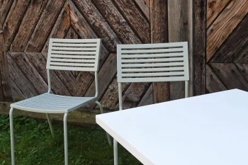 Schaffner Lamello-Stühle in weiss.