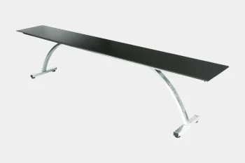 Elegante Fiberglasbank mit geschwungenem Metallgestell.