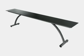 Moderne Fiberglasbank mit pulverbeschichtetem Gestell.