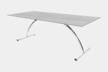 Moderner Fiberglastisch-Tisch mit elegantem Metallgestell.