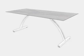 Moderner Fiberglastisch-Esstisch mit weissen Beinen.