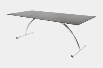 Moderner Fiberglastisch-Tisch mit Chromgestell.