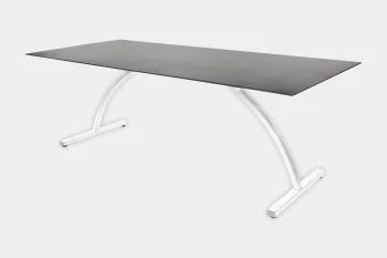 Moderner Fiberglastisch-Tisch mit weissen Metallbeinen.