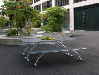 Moderne Schaffner Bernadino Fiberglas-Gartenmöbel im modernen Ambiente.